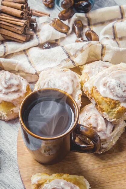 Cinnabon canela e creme para o chá. Foco seletivo.