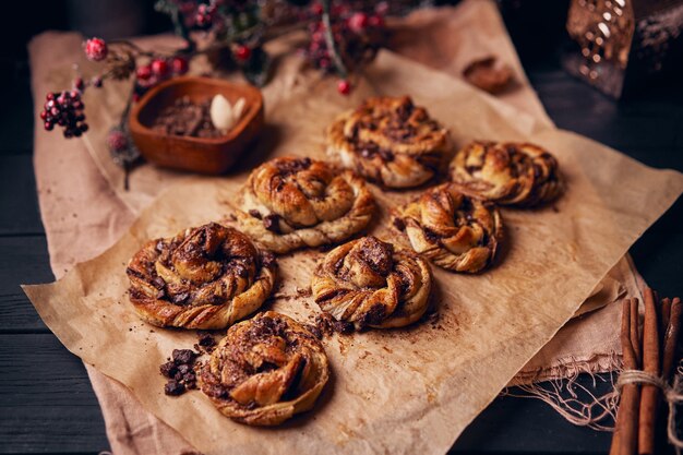 Cinnabon con chocolate como concepto de comida de pastel.