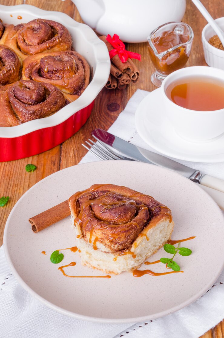 Cinnabon. Hefebrötchen mit Zimt-Karamell-Sauce.