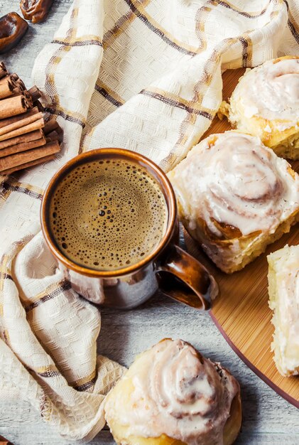 Cinnabon-Zimt und Sahne für Tee. Selektiver Fokus