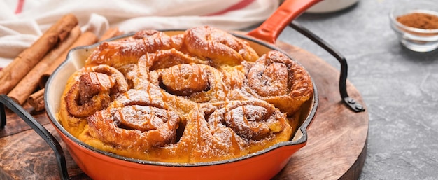 Cinnabon Zimtbrötchen Brötchen mit Kürbis-Nuss-Karamell und Zuckercreme vereist Draufsicht Süßes hausgemachtes Gebäck Weihnachtsbacken Closeup Kanelbule schwedisches Dessert