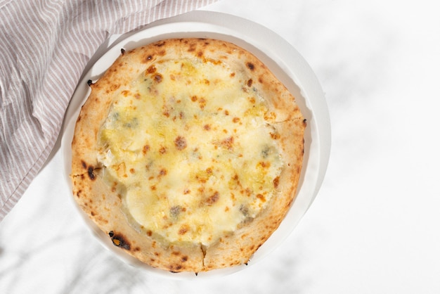 Cinque Formaggi ou FiveCheese Pizza em fundo branco para menu de restaurante