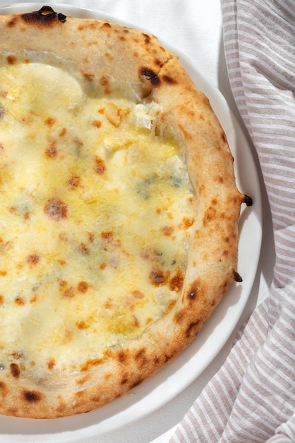 Cinque Formaggi ou FiveCheese Pizza em fundo branco para menu de restaurante