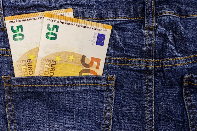 Cinquenta notas de euro no bolso da calça jeans