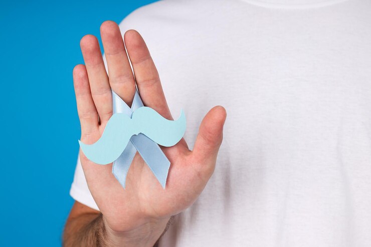 Cinta azul con bigote en la mano de un hombre.