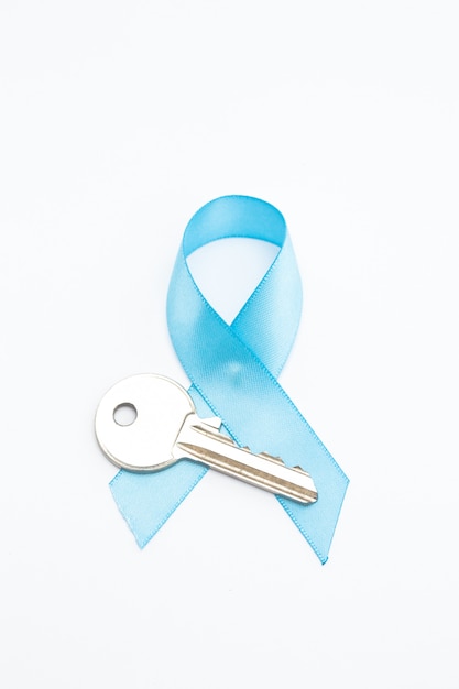 Cinta azul para cáncer de próstata y llave de plata.