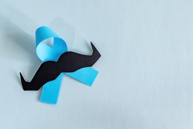 Foto cinta azul claro con bigote sobre fondo azul hombres movember de concientización sobre el cáncer de próstata