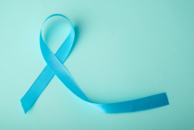 Cinta azul en el fondo Mes de concientización sobre el cáncer de próstata Símbolo de cinta azul del mes mundial del cáncer de próstata y concepto de cuidado de la salud Espacio de copia