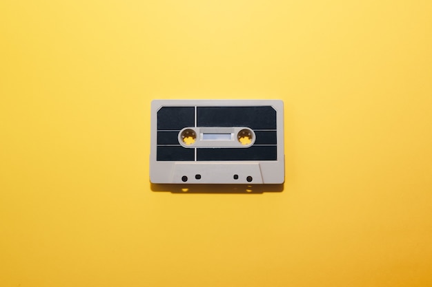 Cinta de casete de audio aislado sobre un fondo amarillo