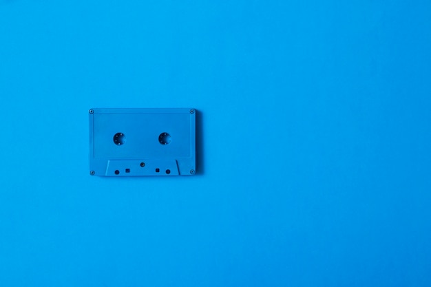 Cinta de cassette azul sobre fondo de color