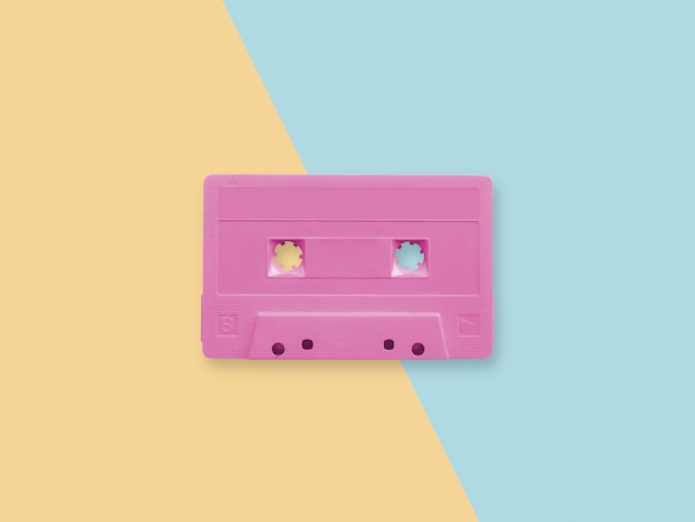 Foto cinta de cassette rosa retro en una superficie de duotono pastel