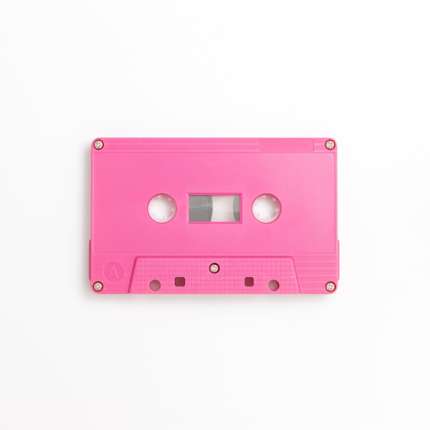 Cinta de cassette sobre fondo blanco