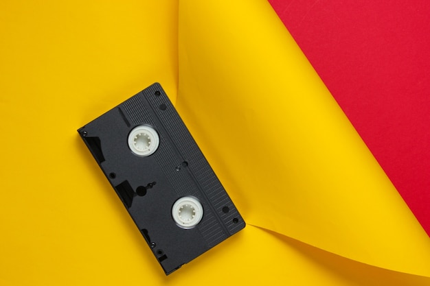 Cinta de cassette de video en estudio creativo amarillo rojo