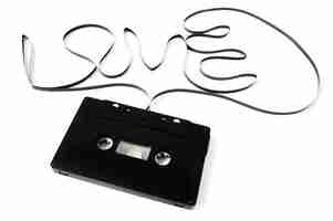 Foto cinta de cassette vieja aislada. la palabra amor de la película de la