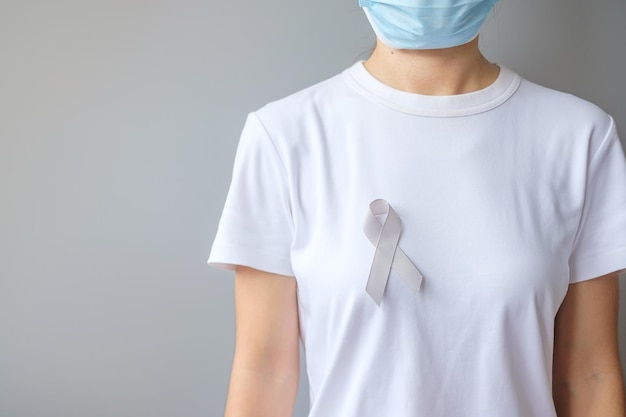 Cinta de color gris del mes de concientización sobre el cáncer cerebral para apoyar a las personas que viven el concepto de atención médica y el día mundial del cáncer