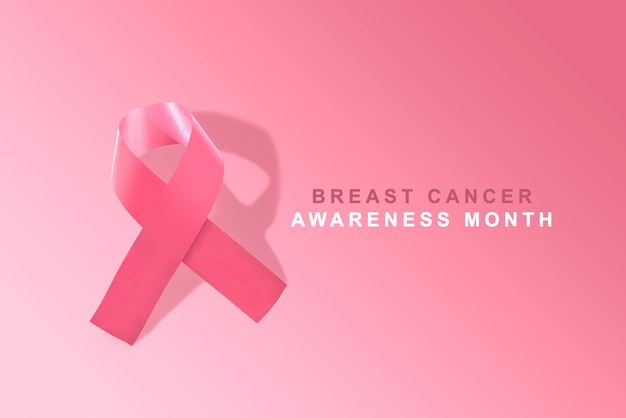 Cinta de conciencia rosa sobre fondo rosa. Conciencia del cáncer de mama