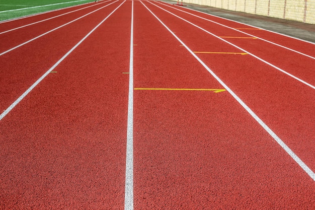 Cinta de correr roja en campo de deporte