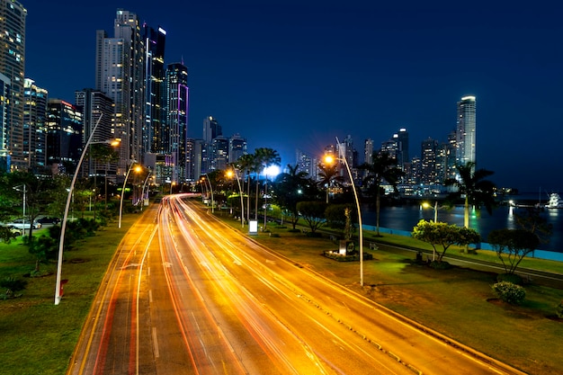 Cinta costera coastal beltway balboa avenue skyline da cidade à noite cidade do panamá panamá américa central