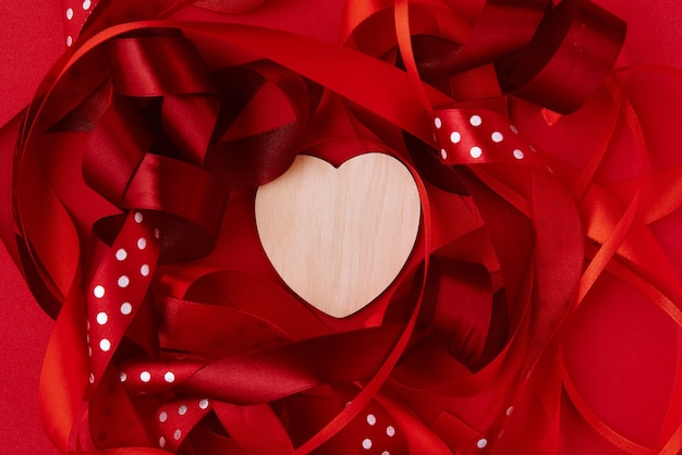 Cinta festiva y corazón de madera en rojo.