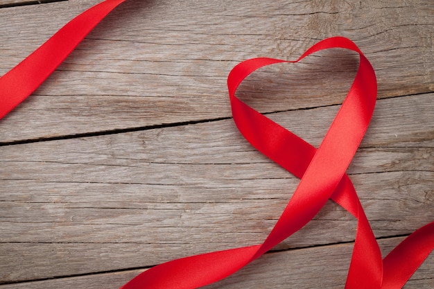 Cinta en forma de corazón del día de San Valentín sobre fondo de mesa de madera