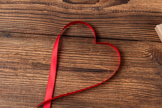 Cinta en forma de corazón sobre una tabla de madera