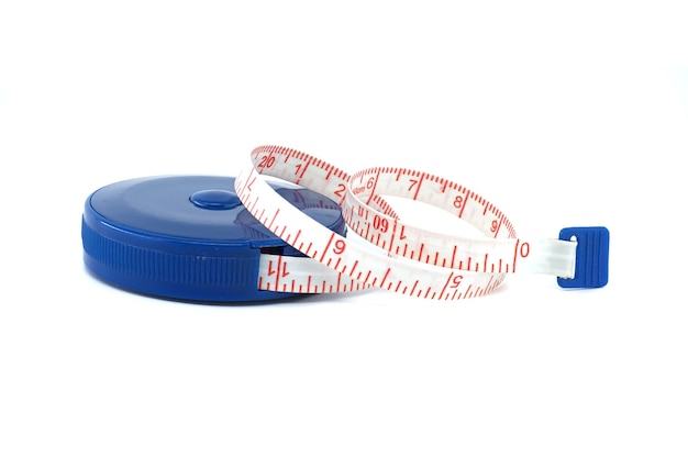 cinta de medición flexible enrollada junto a una caja de plástico azul aislada sobre un fondo blanco