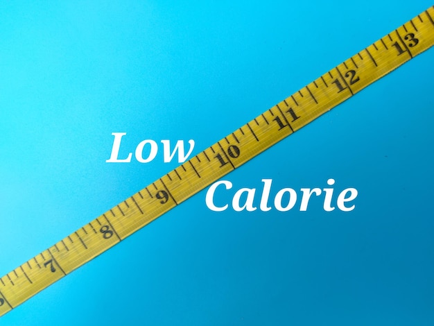 Foto cinta métrica amarilla con la palabra low calorie