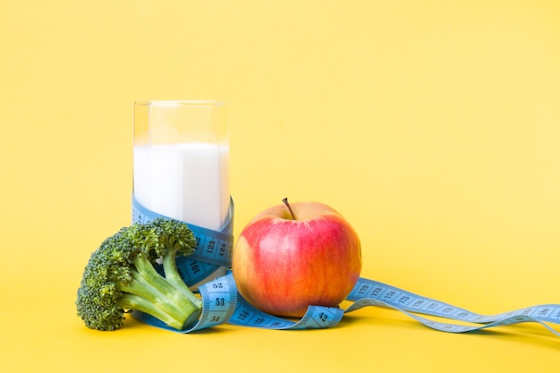 Cinta métrica azul con comida sana