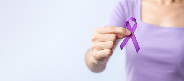 Cinta morada para la violencia Pancreático Esofágico Cáncer testicular Alzheimer epilepsia lupus Sarcoidosis y fibromialgia Mes de concientización y concepto del Día mundial del cáncer