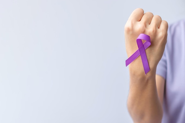 Cinta morada para la violencia Pancreático Esofágico Cáncer testicular Alzheimer epilepsia lupus Sarcoidosis y fibromialgia Mes de concientización y concepto del Día mundial del cáncer