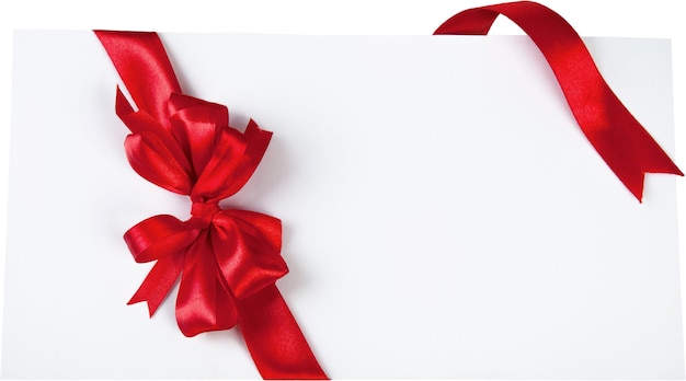 Cinta de Navidad roja sobre fondo blanco.