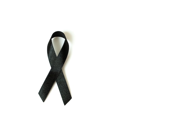 Foto cinta negra de la conciencia en el fondo blanco. símbolo de luto y melanoma.