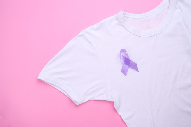 cinta púrpura en camiseta blanca para la concienciación sobre la epilepsia y el Día Mundial del Cáncer