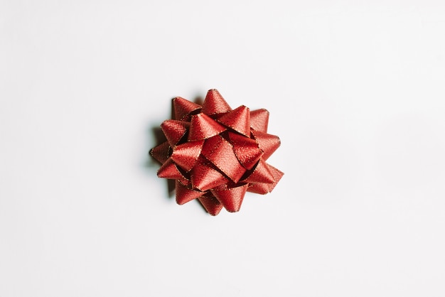 Cinta roja aislada para la celebración de Navidad y feliz año nuevo.