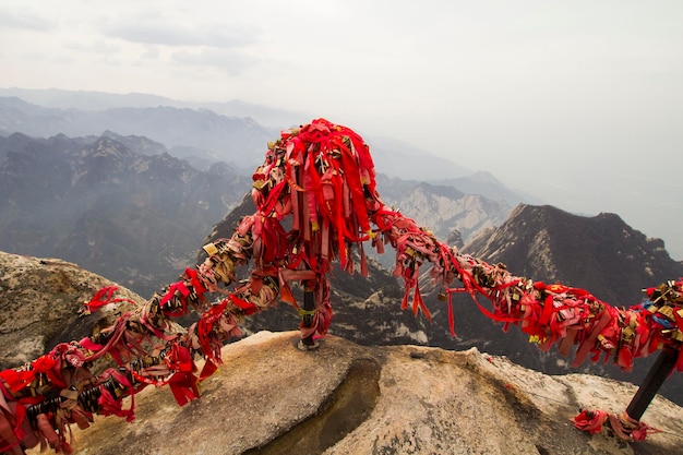 Cinta roja en un árbol en las montañas de Huashan