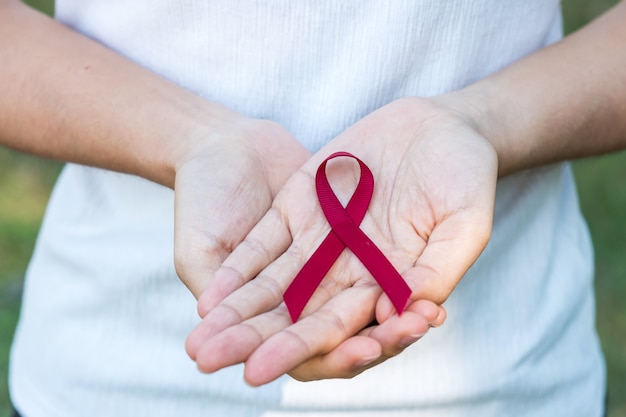 cinta roja burdeos para el día del sida y la concientización sobre el cáncer de mieloma múltiple
