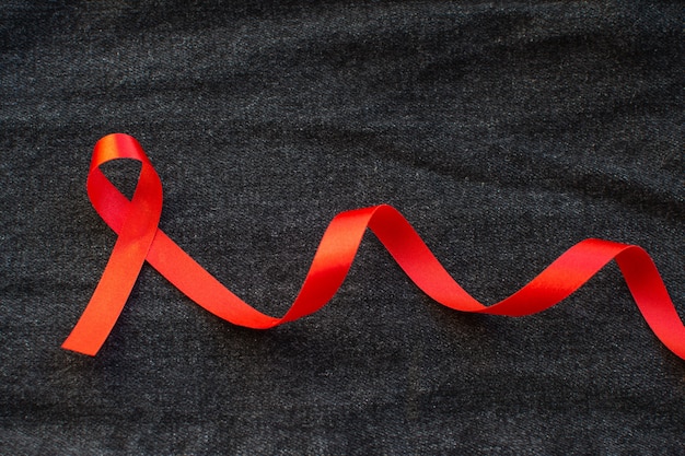 Cinta roja con el concepto de día mundial del SIDA.
