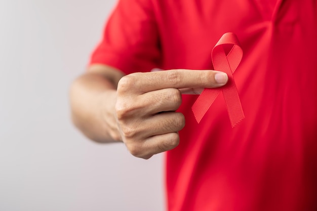 Cinta roja para diciembre Día mundial del sida Síndrome de inmunodeficiencia adquirida Mes de concientización sobre el cáncer de mieloma múltiple y Semana nacional de la cinta roja Concepto de salud y día mundial del cáncer