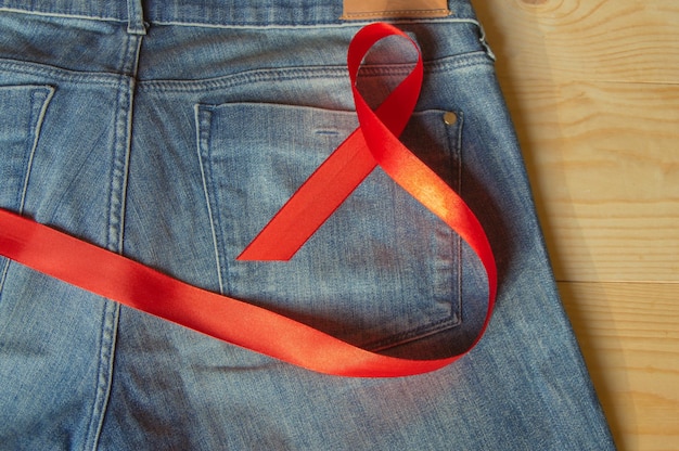 La cinta roja en el Genio es un símbolo de lucha y concienciación sobre el SIDA