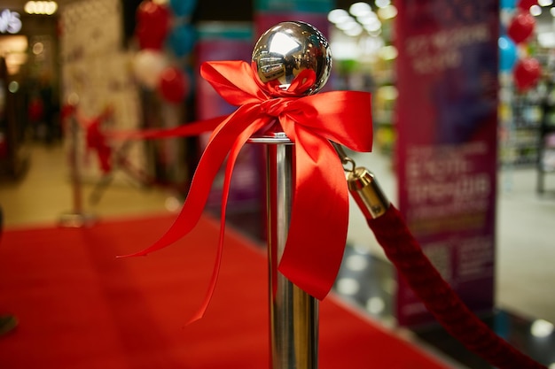 Cinta roja solemne con un lazo en la apertura de un centro comercial de supermercado