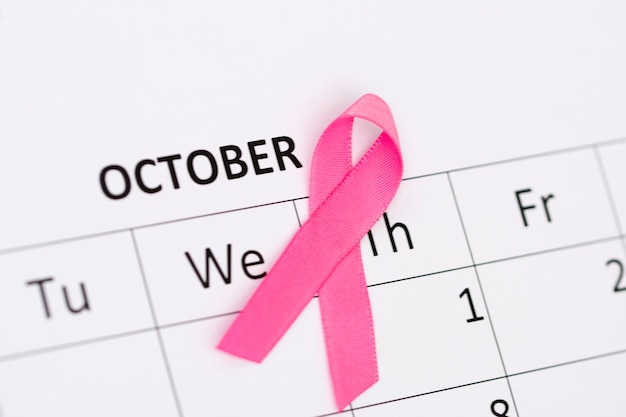 cinta rosa de cáncer de mama en sobres de calendario de octubre