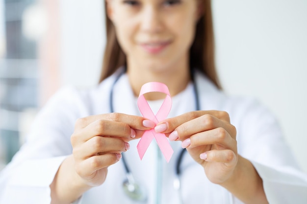 Cinta rosa para la concientización sobre el cáncer de mama en el médico.