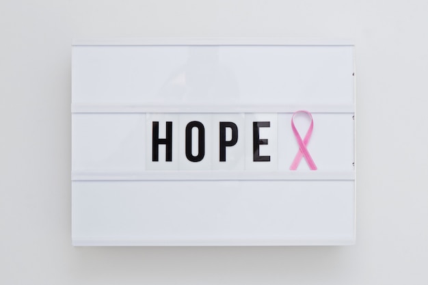 Cinta rosada como símbolo de esperanza y conciencia del cáncer de mama.