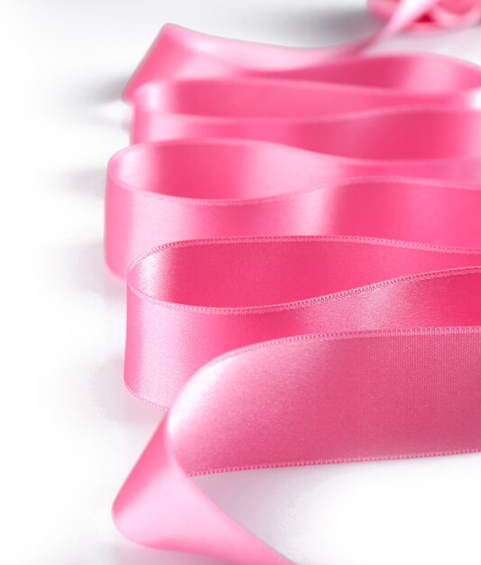 Foto cinta de seda rosa aislado en blanco