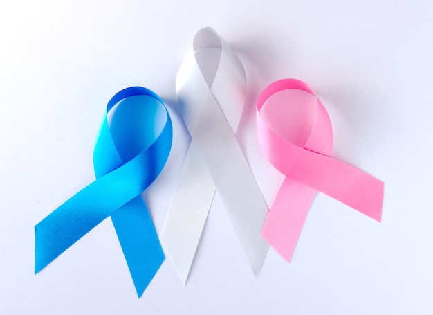 Cinta simbólica azul y rosa: el problema del cáncer de colon, cáncer de mama, cinta de cáncer de próstata.