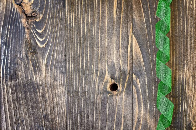 Cinta de vacaciones verde sobre un fondo de madera