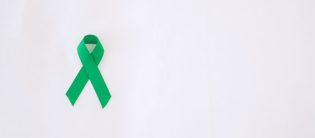 Foto cinta verde para apoyar a las personas que viven y están enfermas. concepto del mes de concientización sobre el hígado, las vesículas biliares, el cáncer de riñón y el linfoma