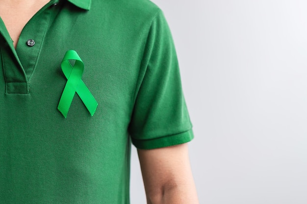 Cinta verde para el hígado, la vesícula biliar, el conducto biliar, el riñón cervical, el cáncer y el linfoma, el mes de concientización sobre la atención médica y el concepto del día mundial del cáncer.