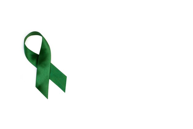 Una cinta verde sobre un fondo blanco.