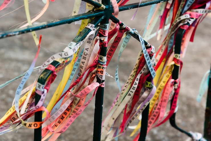 Foto cintas de colores del señor do bonfim atadas a una puerta de hierro en pelourinho
